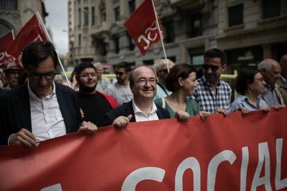 El ministro de Cultura y Deportes, Miquel Iceta, y el líder del PSC, Salvador Illa, participan en la manifestación del Primero de mayo en Barcelona. 