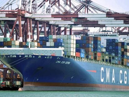 Un carguero atracado en un puerto de China.