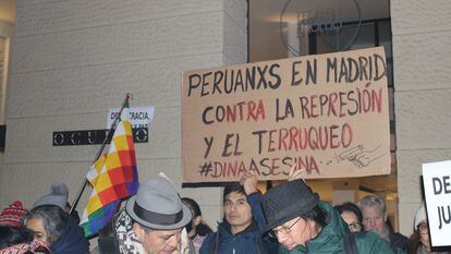 Decenas de peruanos se manifiestan en frente de la Embajada de Perú el pasado jueves.