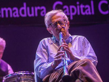 El director de cine estadounidense, Woody Allen, acompañado por su banda, durante el concierto en Badajoz.