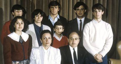 Jordi Pujol, amb la seva esposa, Marta Ferrusola, i els seus set fills, d'e. a d., Mireia, Oriol (ulls tancats), Marta, Josep (camisa blava), Oleguer (el més petit), Jordi (amb corbata) i Pere.