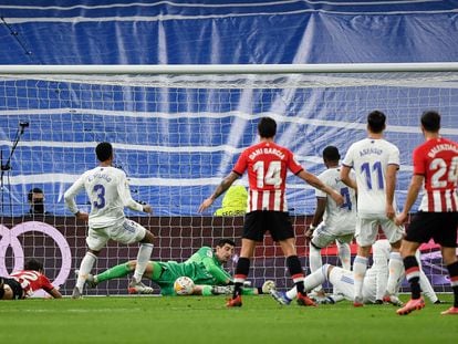 Courtois saca el balón bajo palos ante una jugada de ataque del Athletic en el Bernabéu.