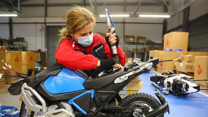 Una trabajadora de la fábrica de juguetes Injusa en la cadena de montaje de una moto.