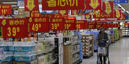 Una mujer hace la compra en un supermercado de Beijing.