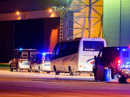 Autobús en el que los españoles han sido trasladados, escoltados por coches de policía, desde la base aérea de Torrejón de Ardoz hasta el Hospital Gómez Ulla. 