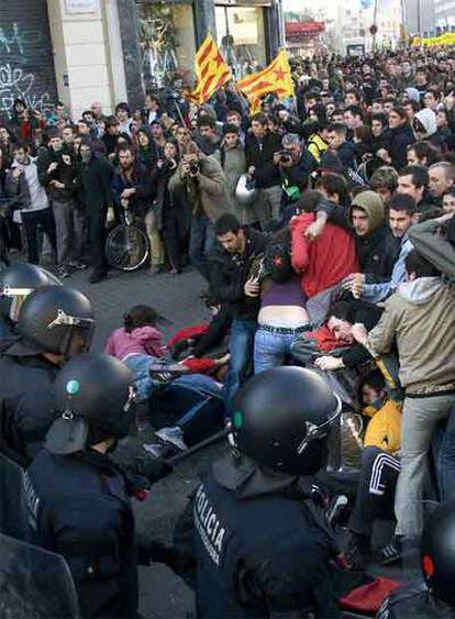 Carga policial contra los estudiantes que intentaban bajar por la Rambla.