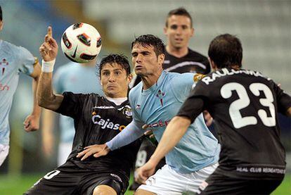 Álex López, del Recre, pelea un balón con De Lucas, del Celta.