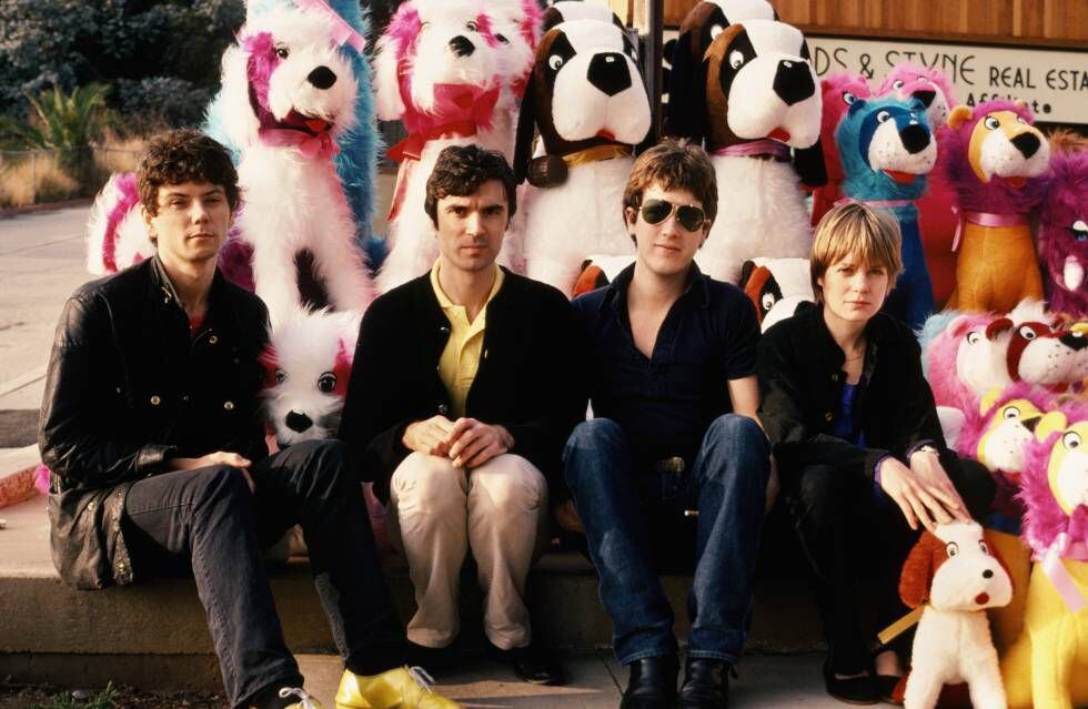 David Byrne (segundo por la izquierda) posa con sus Talking Heads en diciembre de 1977 en Hollywood, California. Luego tirarían para su cueva, el CBGB neoyorquino.