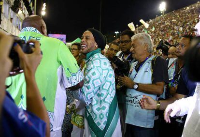 En la imagen, el futbolista brasileño Ronaldinho, exjugador del Barcelona, divirtiéndose en el Sambódromo de Río de Janeiro. El deportista ha acudido este martes a celebrar los carnavales, fiesta tradicional de su país