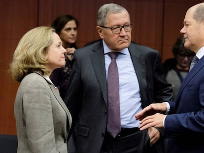 La ministra de Economía española, Nadia Calviño, conversa con el presidente del Mecanismo Europeo de Estabilidad (MEDE), Klaus Regling, y el ministro de Finanzas alemán, Olaf Scholz.