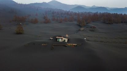 Una casa cubierta de ceniza, fotografiada desde un dron el 1 de noviembre.