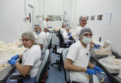 Empleados de la fábrica de Antojos Araguaney en Rivas-Vaciamadrid elaborando tequeños, palitos de queso empanado muy populares entre los venezolanos.