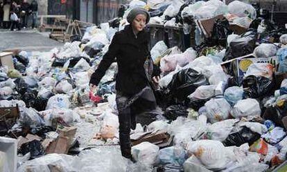 Aspecto de las calles de Nápoles, invadidas de basura.