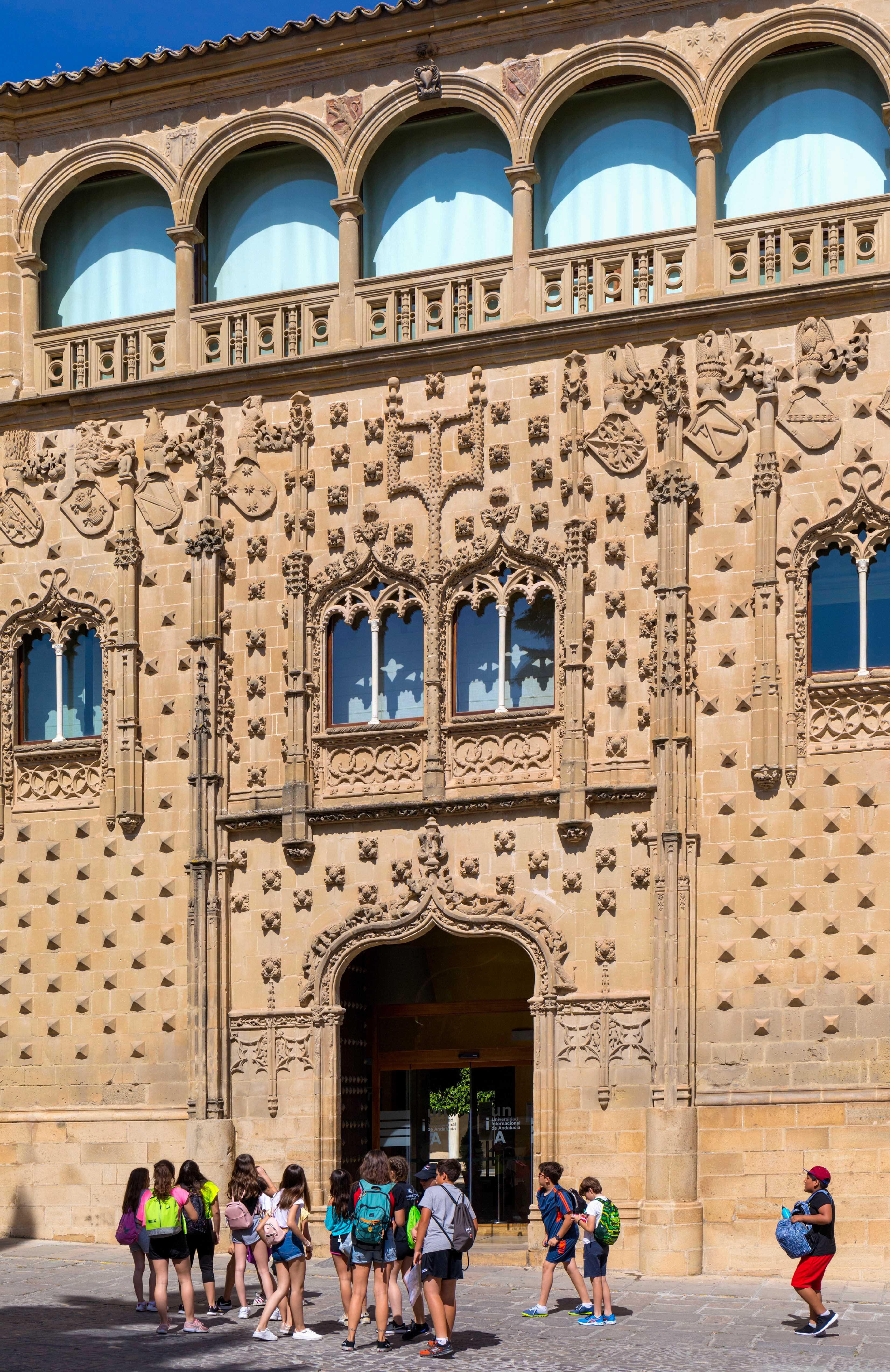 La elaborada fachada del Palacio de Jabalquinto, en Baeza.