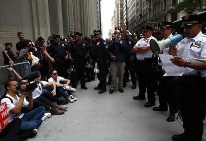 Un grupo de manifestantes hace una sentada cerca de Wall Street