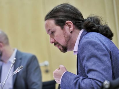 El primer plano, el vicepresidente del Gobierno Pablo Iglesias.