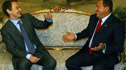 Rodríguez Zapatero y Chávez durante su entrevista en Madrid en noviembre de 2004.