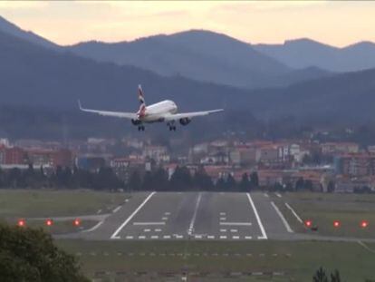 El vent dificulta l’aterratge de diversos avions a Bilbao