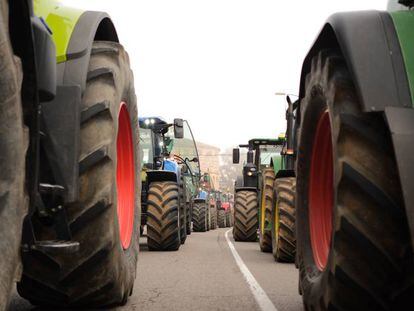 Dos filas de tractores recorren las calles de Toledo, durante la manifestación de agricultores y ganaderos del pasado martes.