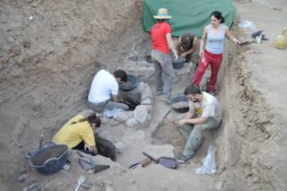 Varios arqueólogos trabajan en las tumbas halladas en Alarcos.