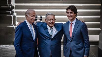 Los presidentes de EE UU, Joe Biden, y México, Andrés Manuel López Obrador, y el primer ministro de Canadá, Justin Trudeau, en su comparecencia ante los medios informativos al término de la Cumbre de América del Norte, el martes en Ciudad de México.