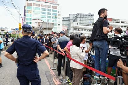 Miembros de los medios de comunicación esperan la llegada de la presidenta de la Cámara de Representantes de EE. UU., Nancy Pelosi, frente al Parque Cultural y Conmemorativo de los Derechos Humanos Jing-Mei en Taipei.