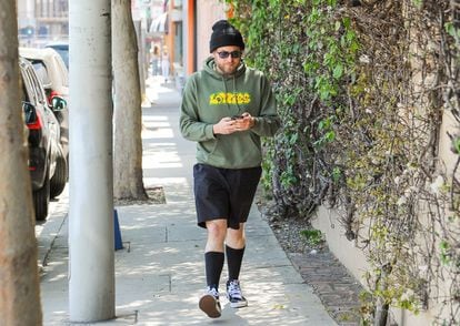 Lo de los calcetines estirados era algo que no se solía ver fuera de las canchas de baloncesto. Pero Jonah Hill, actor de 'El lobo de Wall Street' o 'Supersalidos', apuesta por ellos aunque no arriesga mucho en lo que a colores se refiere. Combinar calcetín alto y pantalón corto te catapulta a una película de Wes Anderson salvo que lo compenses con un dosis de relajación 'skater/hiphopera/ californiana'. Cuestión de equilibrio.