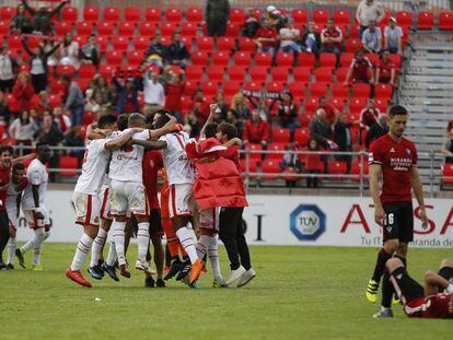 Los jugadores del Mallorca celebran el ascenso en Anduva.