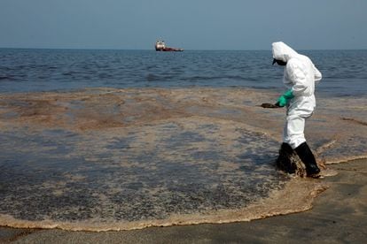 Un trabajador realiza labores de limpieza del vertido de petróleo en la costa de Perú, en los días siguientes al derrame.