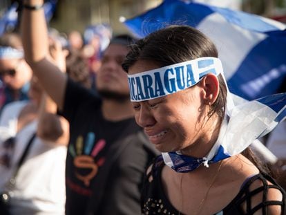 Una joven llora al escuchar el himno nacional de Nicaragua