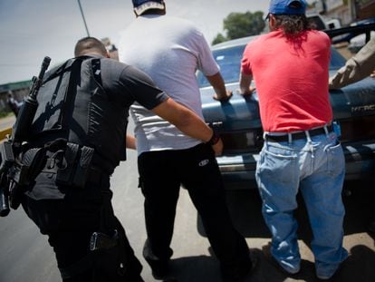 Un policía catea a un ciudadano durante un retén en Michoacán, en una imagen de archivo.