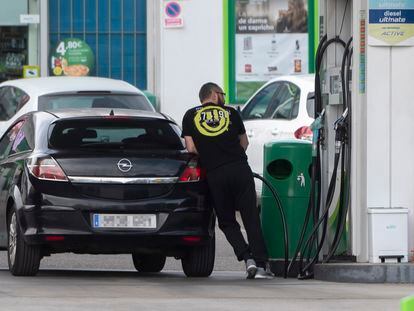 Un hombre reposta combustible en una gasolinera de Madrid, la semana pasada.