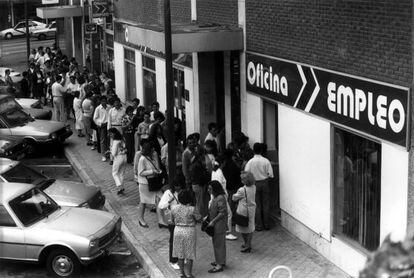 Cola de parados ante la oficina de empleo del INEM en 1989.