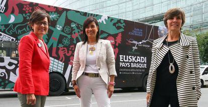 De izquierda a derecha, Mertxe Garmendia, Itziar Epalza y Arantza Madariaga, este viernes en Bilbao ante el autobús de promoción turística. 