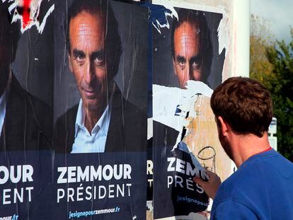 Un hombre arranca carteles de Zemmour, en Biarritz, suroeste de Francia.