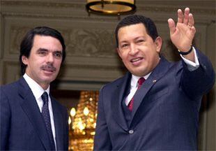 José María Aznar, jefe del Gobierno español, y Hugo Chávez, presidente de Venezuela, en La Moncloa. 16 de mayo de 2002.