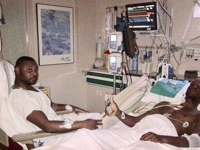 Gerard, primo de Abidal, y el ex futbolista, en el hospital en 2012 en una imagen publicada por el propio jugador.