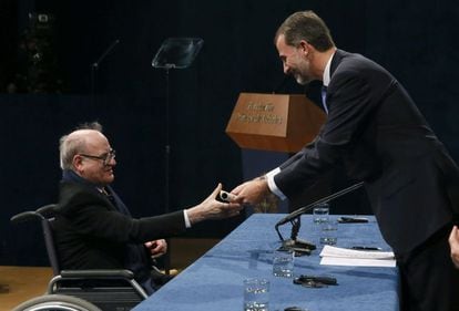 El rei Felip VI fa lliurament del premi Príncep d'Astúries de Comunicació i Humanitats a l'humorista gràfic Salvador Lavado Tejón 'Quino'.