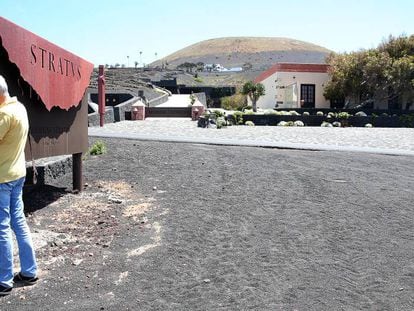 Un turista en el aparcamiento de la bodega Stratvs. 