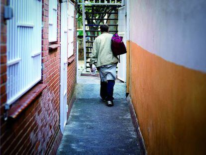 Entrada a un comedor social en el barrio de Horta.