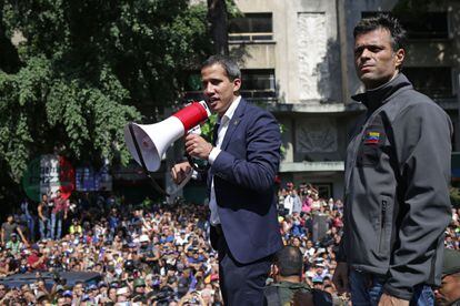 Juan Guaidó y Leopoldo López, el 30 de abril de 2019,  día en que se alzaron contra Maduro, flanqueados por algunos militares, en un levantamiento que no prosperó.