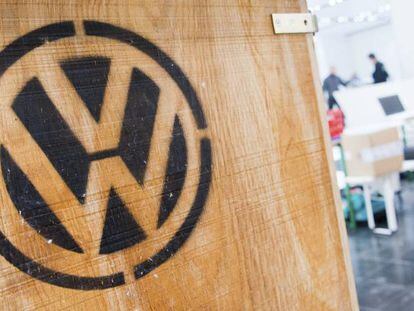 Una caja con el logotipo de Volkswagen . EFE/Archivo