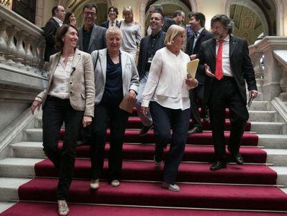 A la derecha, Castellà, De Gispert y otros miembros del sector soberanista de Unio, ayer, en el Parlament.