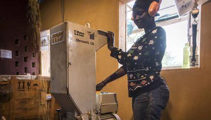 Lika Seck trabaja en una de las máquinas para reciclar plástico en Saint Louis, Senegal.