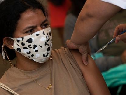 Una maestra recibe la vacuna contra la covid-19 de CanSino, en Ciudad de México.