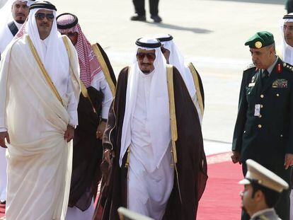 El rey de Arabia Saud&iacute;, King Salman bin Abdulaziz (centro), junto al emir de Catar, Tamim bin Hamad al-Thani (izquierda), en Riad en 2015.