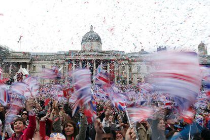 El público concentrado en Trafalgar Square ondea banderas británicas.