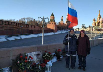 Irina Kulikóvskaya y Grigory Samsónov, dos de los voluntarios que cuidan el memorial oficioso a Nemtsov.