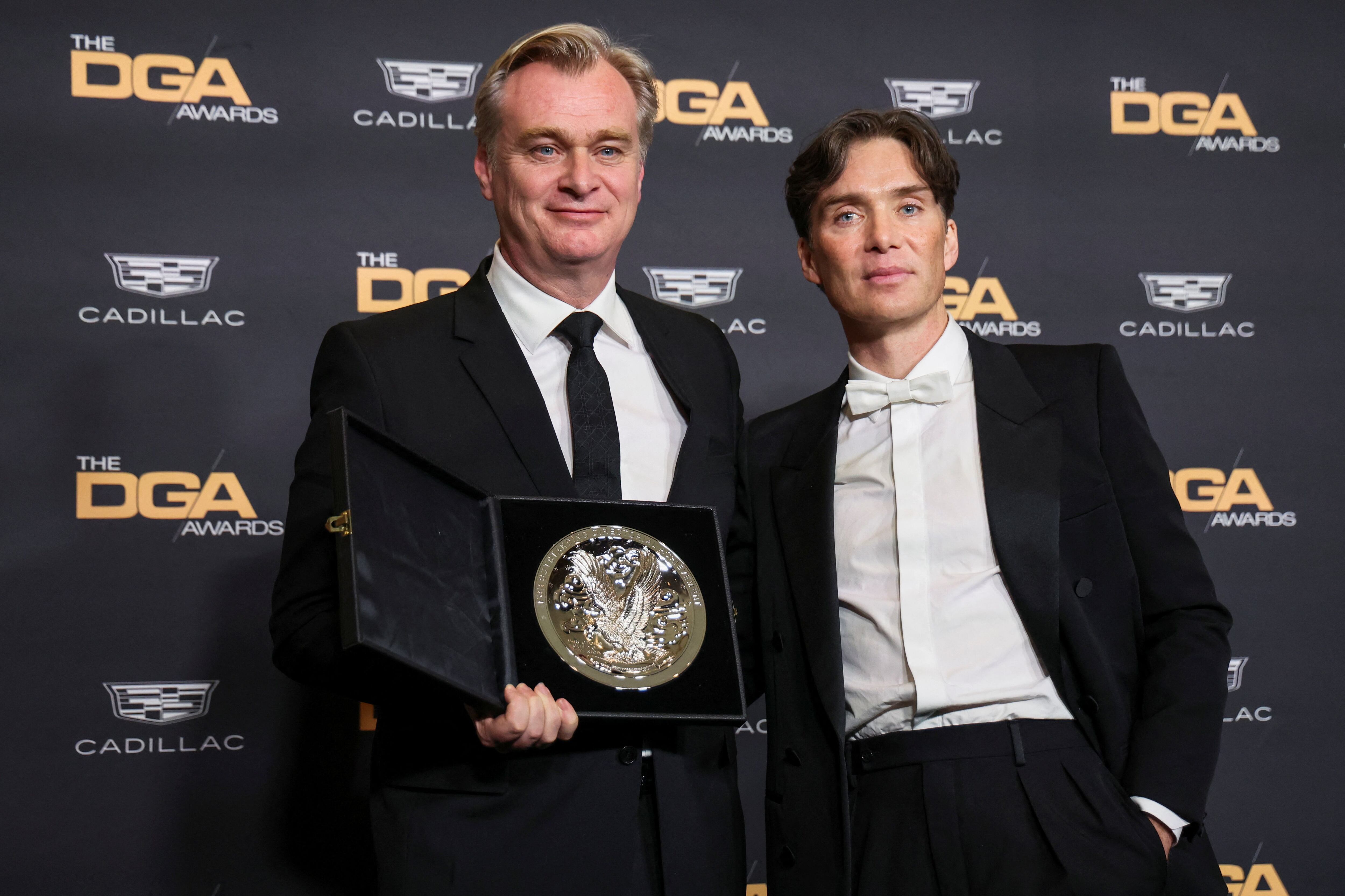 Christopher Nolan, con el premio del sindicato de directores, junto a Cillian Murphy, el pasado 10 de febrero. 