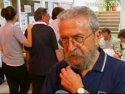 Son 60.000 mesas repartidas en más de 23.000 colegios electorales por toda la geografía española. En Granada, por ejemplo, a primer hora había pequeñas colas ante las urnas. Los votantes querían cumplir con su obligación lo antes posible para aprovechar un día soleado. En Galicia en cambio se esperaba al final de misa para que los colegios electorales se animaran. Quién no ha esperado es Lupicino Hernández, vecino de Pontevedra de 102 años que acudía al colegio electoral con sus nietos. En Valencia, votaba un joven invidente al que le aguardaba un kit electoral para poder votar sin ayuda. En algunos lugares del sur de España, mientras unos disfrutaban de la playa, otros, incluidos ciudadanos extranjeros que viven en nuestro país, ejercían su derecho ante las urnas.